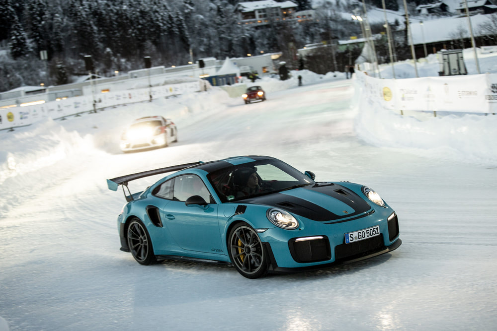 911 GT2 RS, demo-drive on ice at Zell am See